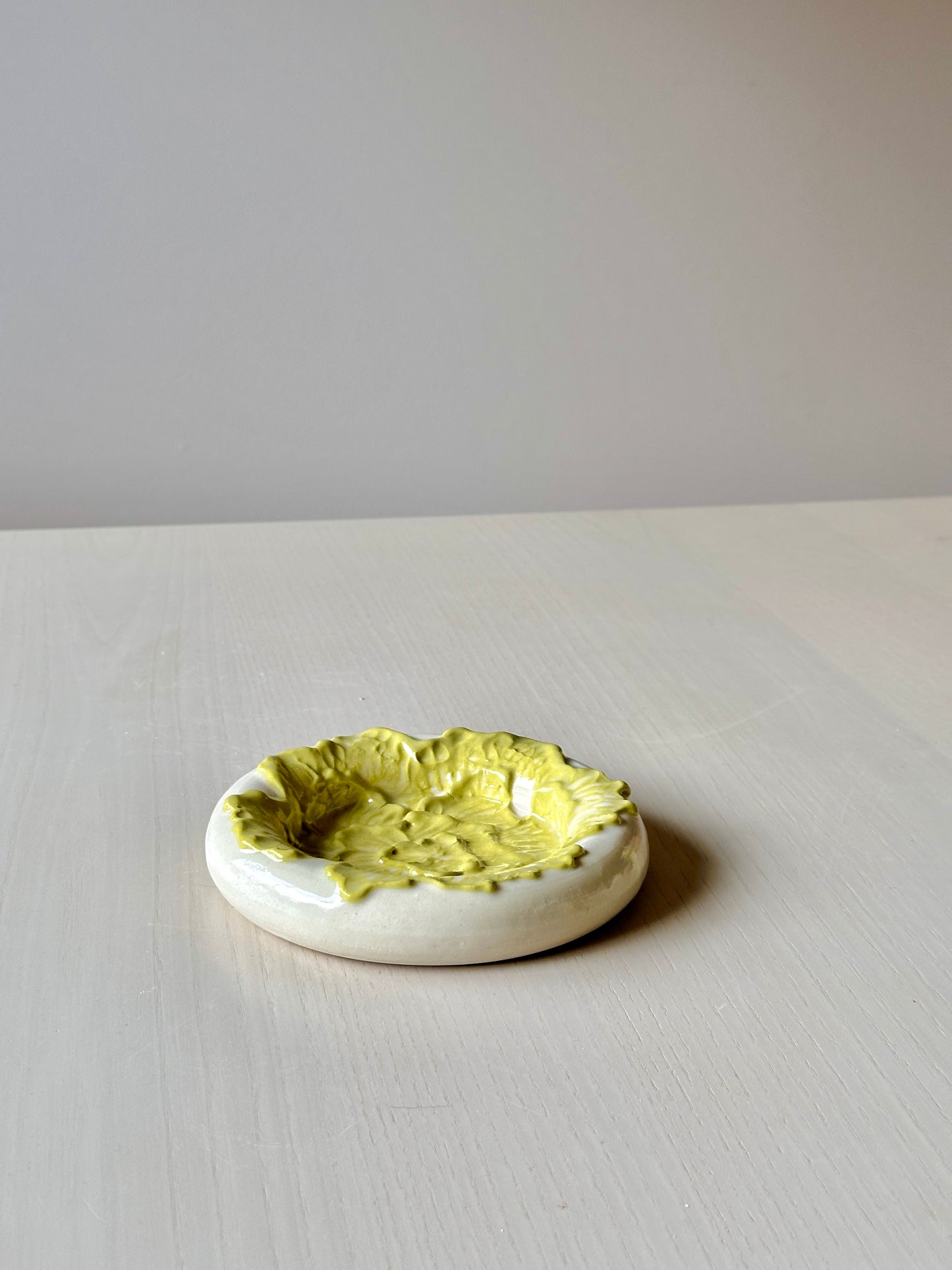 slip detailed bubble plate